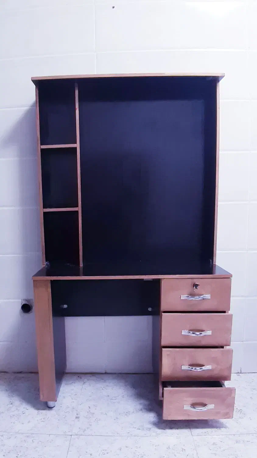 یک سری وسیله آرایشگاه. کانتر و رنگ مو و ...|آرایشگاه و سالنهای زیبایی|سرپل ذهاب, |دیوار