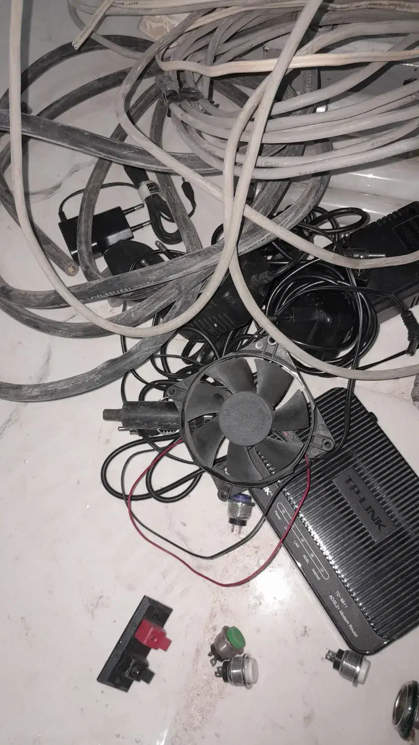 لامپ. مهتابی. مودم باسیم.شارژروغیره|لامپ و چراغ|قم, هنرستان|دیوار