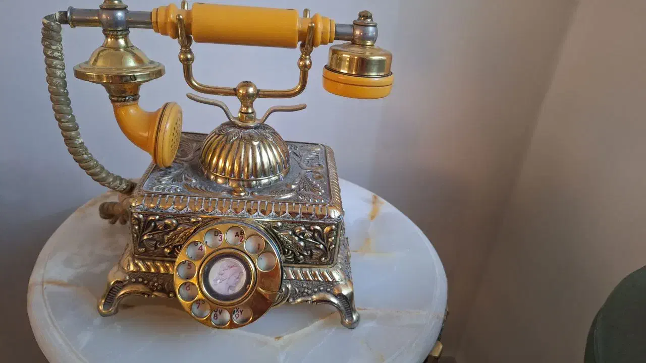 تلفن برنجی عتیقه ومیز برنجی|کلکسیون اشیاء عتیقه|تهران, آسمان|دیوار