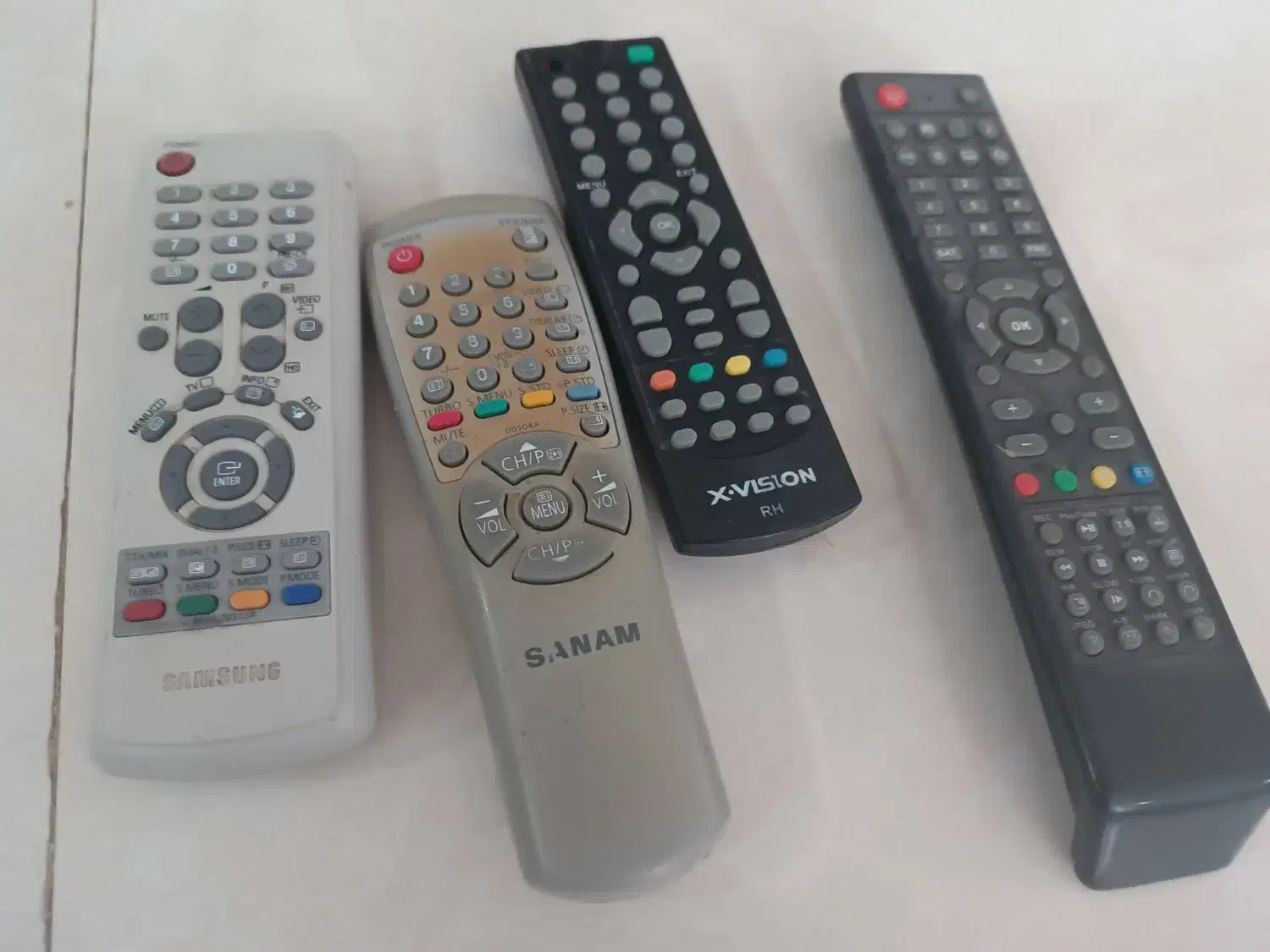 تعدادی کنترل استفاده شده|تلویزیون و پروژکتور|سبزوار, کاشفی شمالی (دادگستری)|دیوار