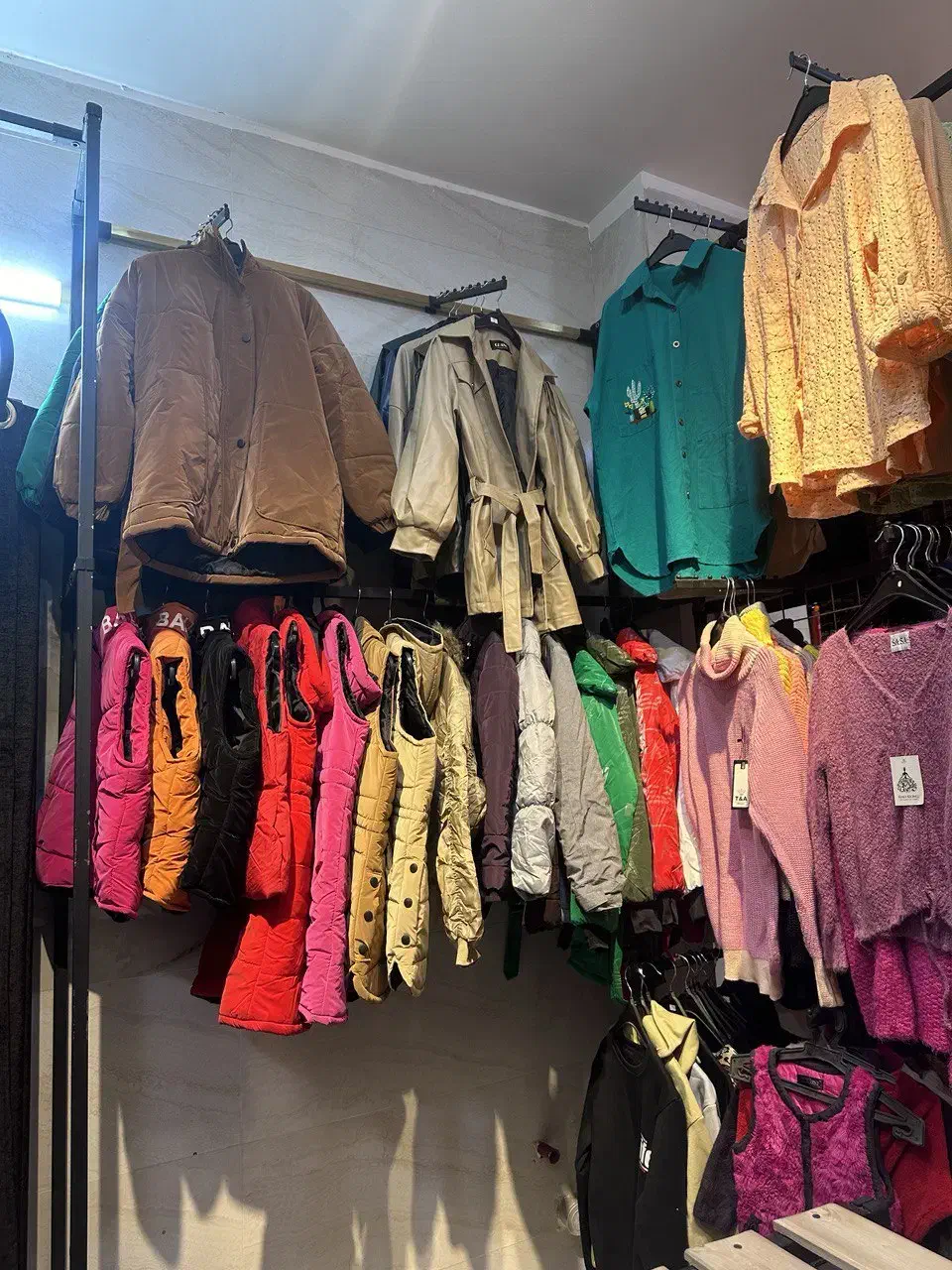 فروش لوازم و اجناس مغازه پوشاکی به دلیل مهاجرت|حراج|خمینی‌شهر, |دیوار