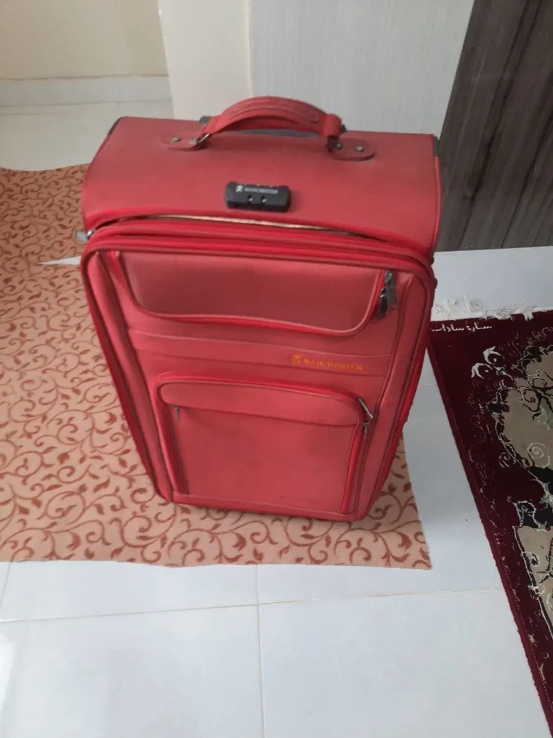 چمدان بزرگ|کیف، کفش، کمربند|جاسک, |دیوار