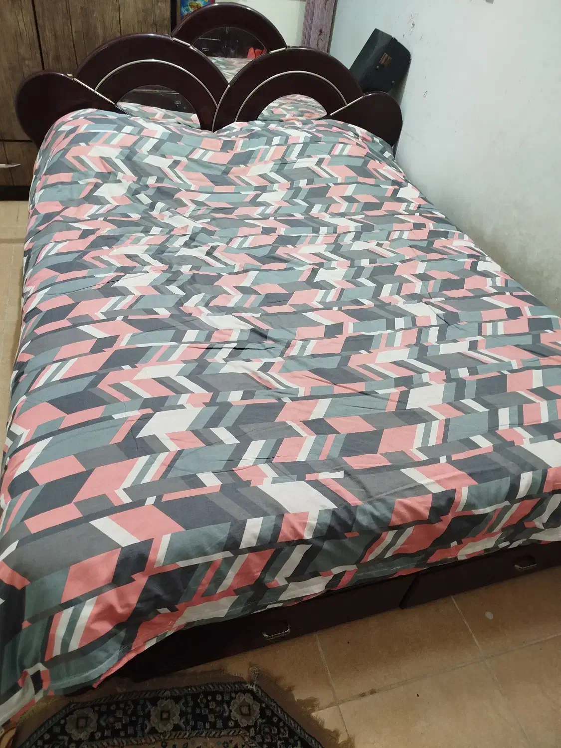 تخت خواب دو نفره با تشک و میز آرایش|تخت و سرویس خواب|اهواز, فاز ۲ پادادشهر|دیوار