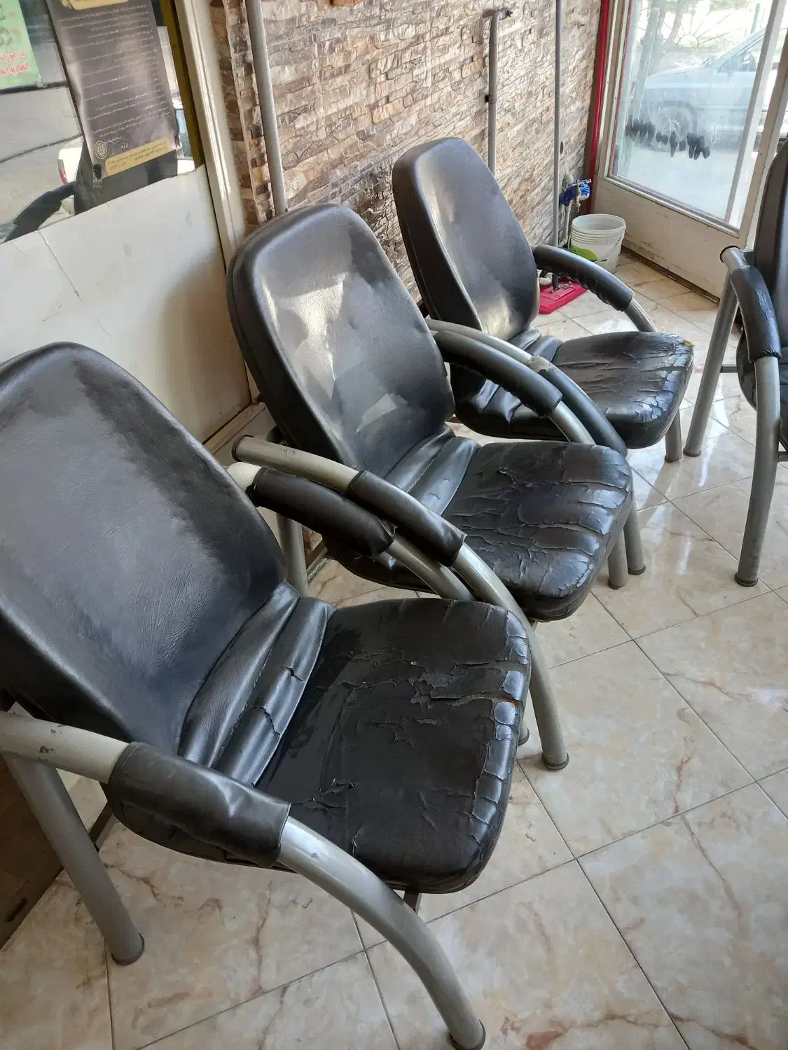 پج عدد صندلی بدنه فلزی محکم|صندلی و نیمکت|ری, جوانمرد قصاب|دیوار