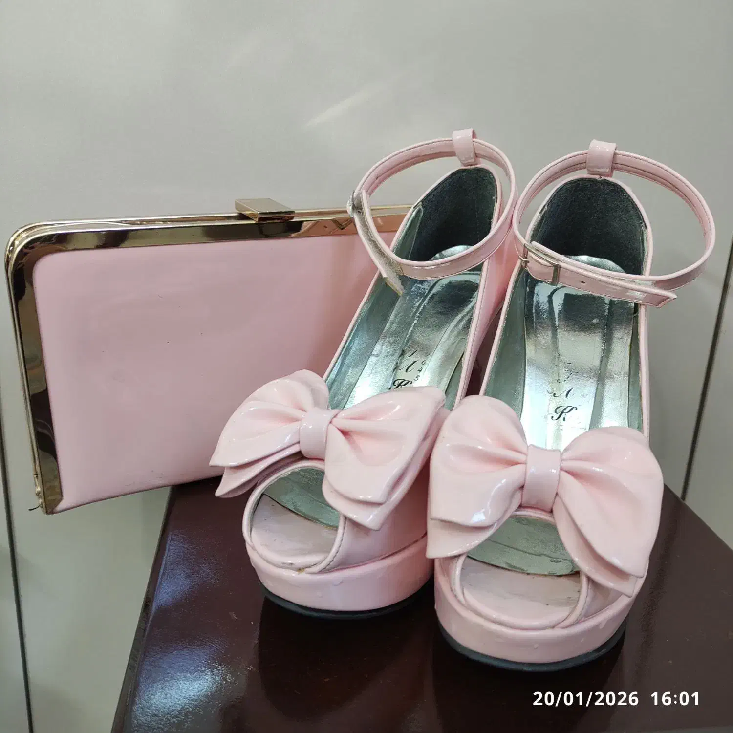 کیف و کفش|کیف، کفش، کمربند|اسکو, |دیوار