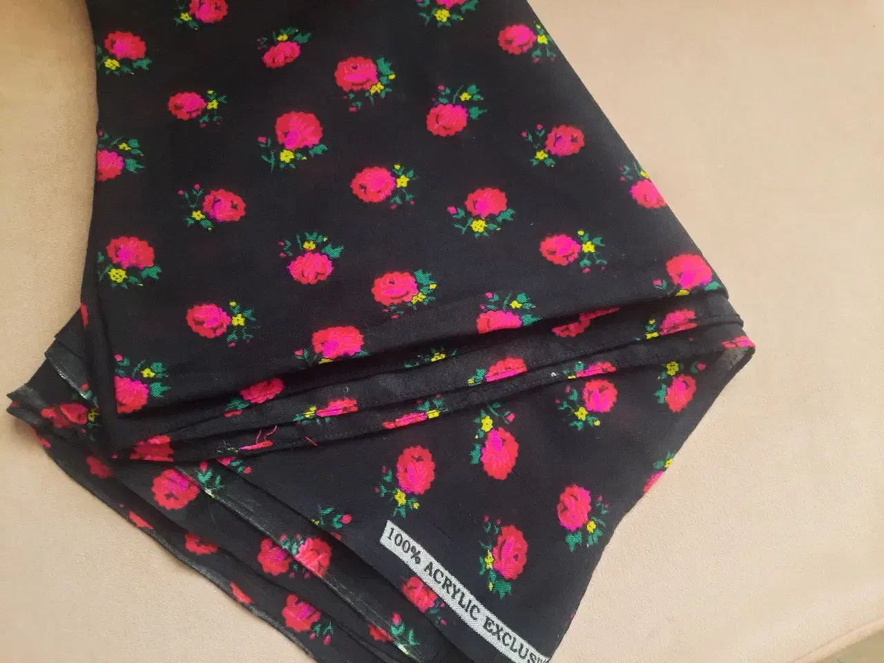 لباس سنتی ابیانه|لباس|مشهد, دانشجو|دیوار