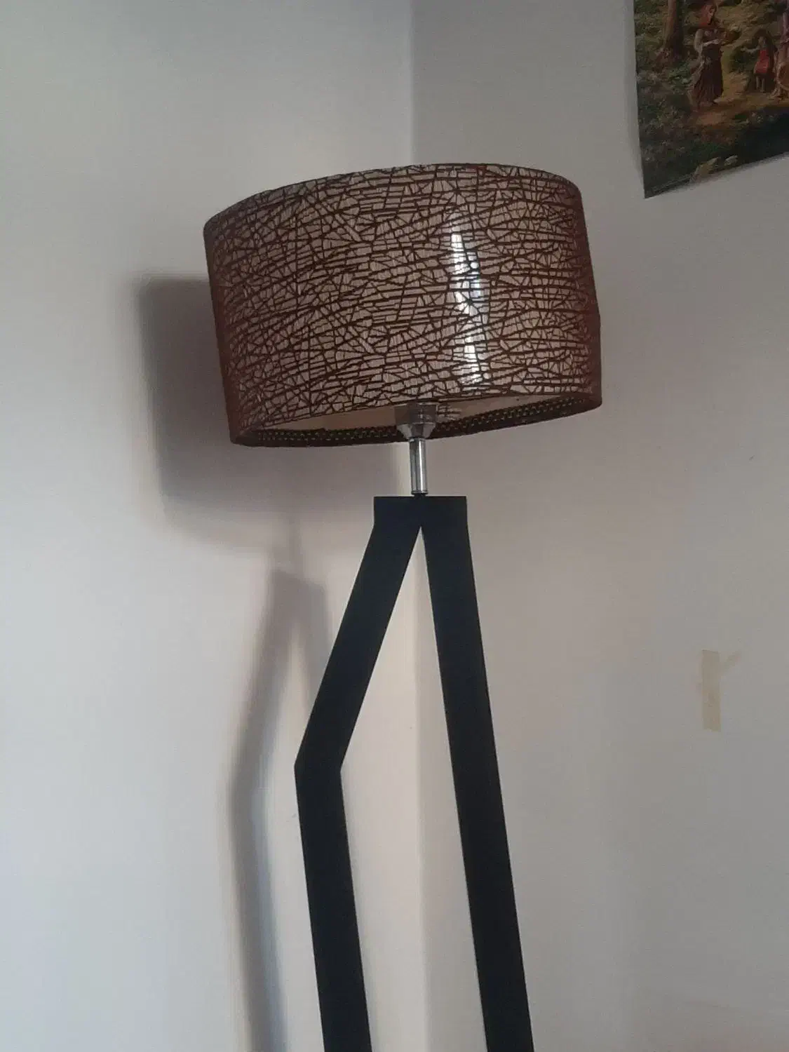 هالژون ایستاده|لامپ و چراغ|رشت, استقامت ۱|دیوار