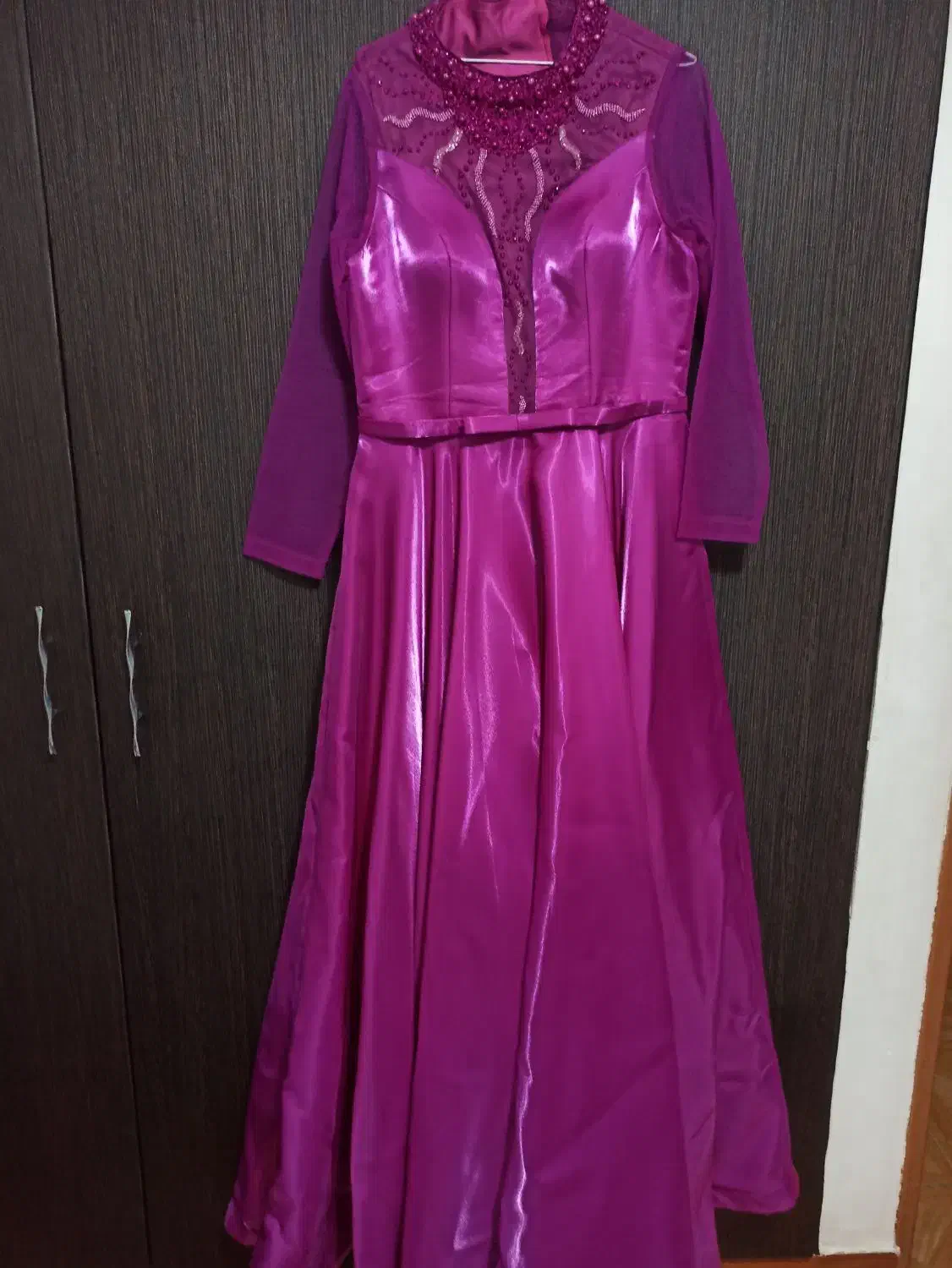 لباس مجلسی|لباس|رشت, استقامت ۱|دیوار