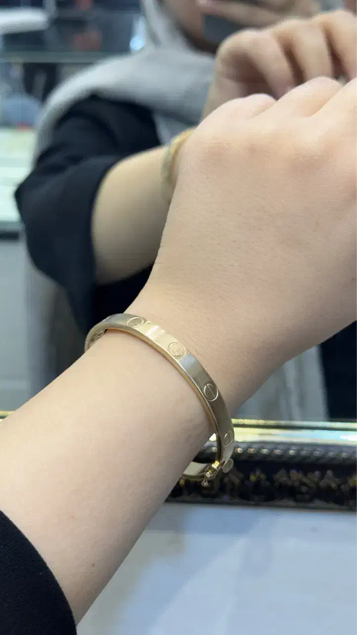 دستبند کارتیر قفلی بدون اجرت در طلای یاقوت|جواهرات|شوش, |دیوار