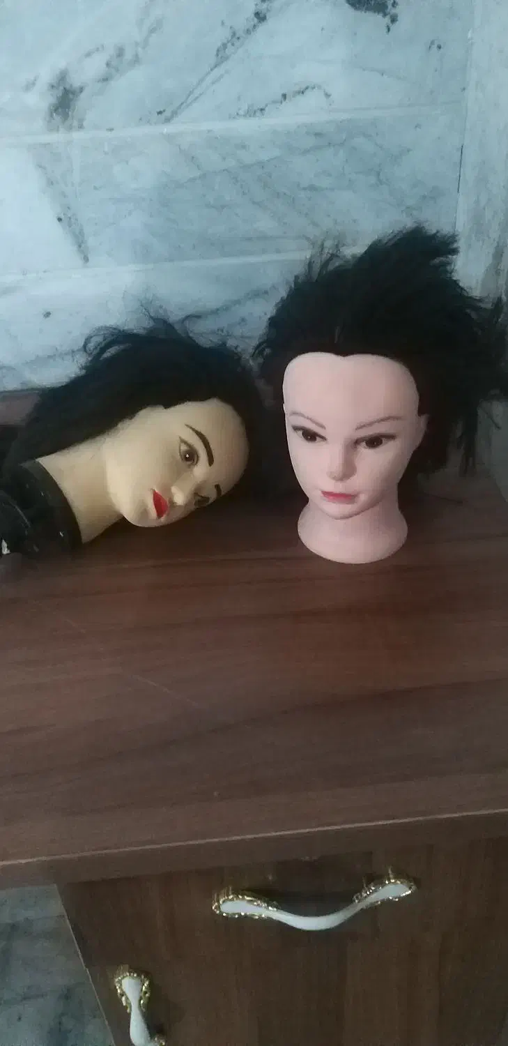 .اینه کاملا نو ومدل عروسکی تمرین ارایشگری کار کرده|کتابخانه، شلف، قفسه‌های دیواری|زنجان, |دیوار