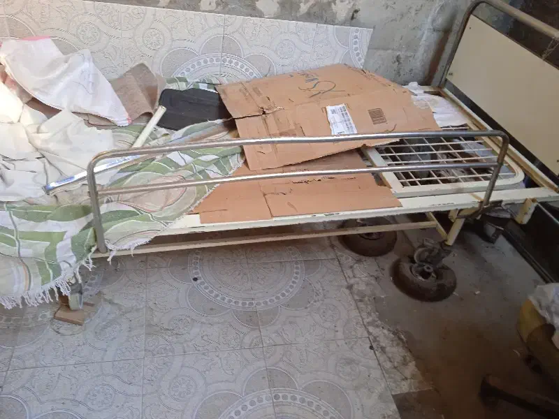 تخت خواب سالم|مبلمان خانگی و میز عسلی|میانه, |دیوار