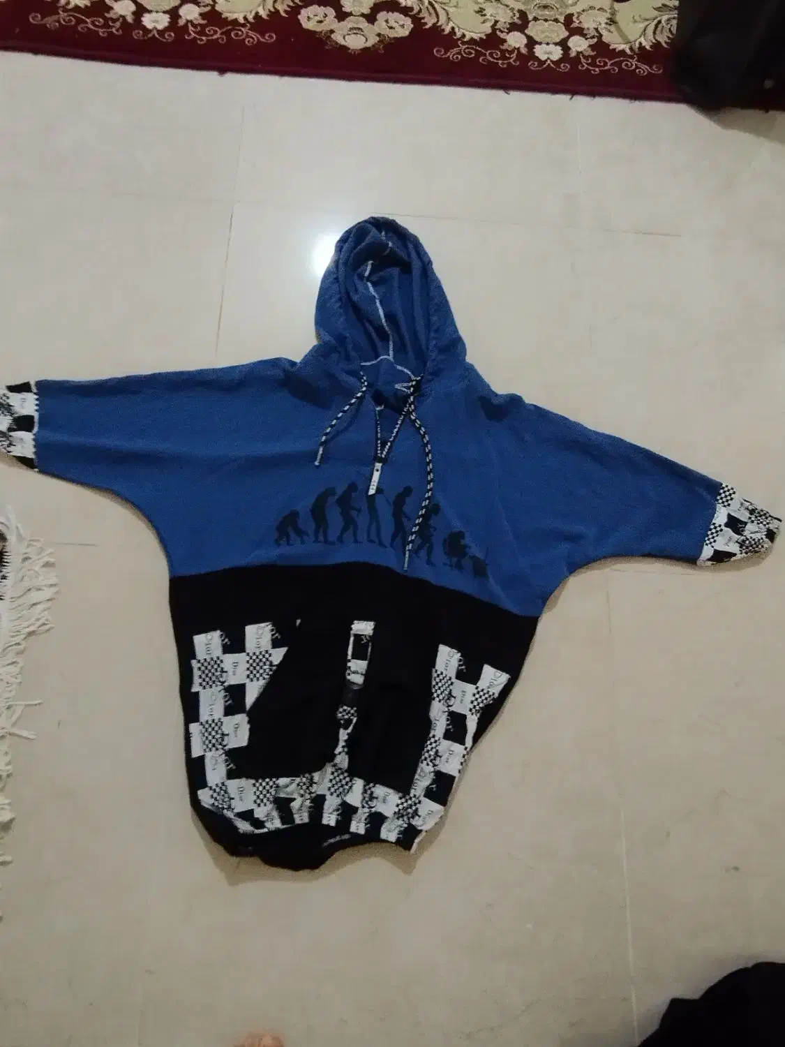 هودی کلاه دار|لباس|بابل, |دیوار