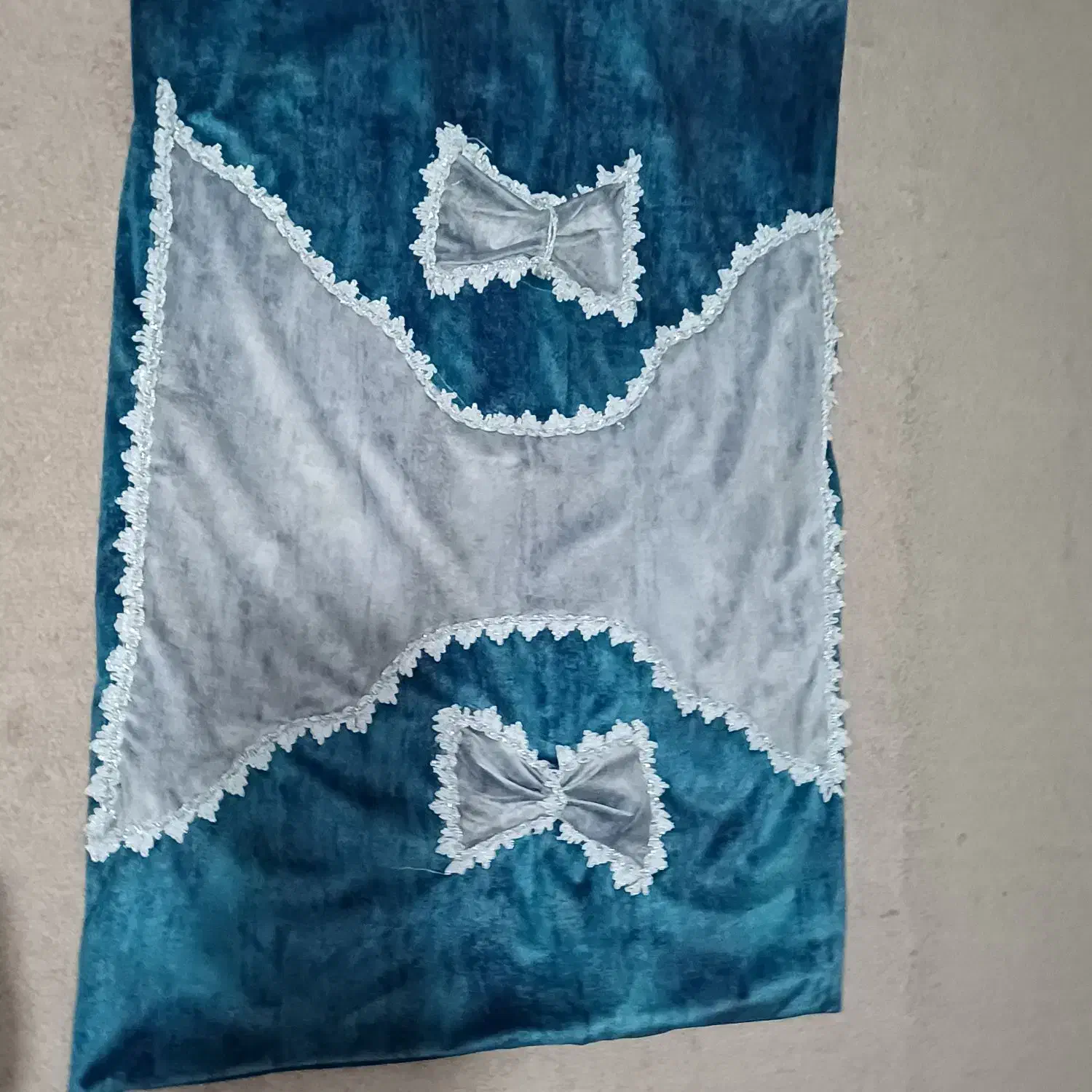 رو بالشت و ۴ تا بالشت شکلاتی|رختخواب، بالش، پتو|ارومیه, |دیوار