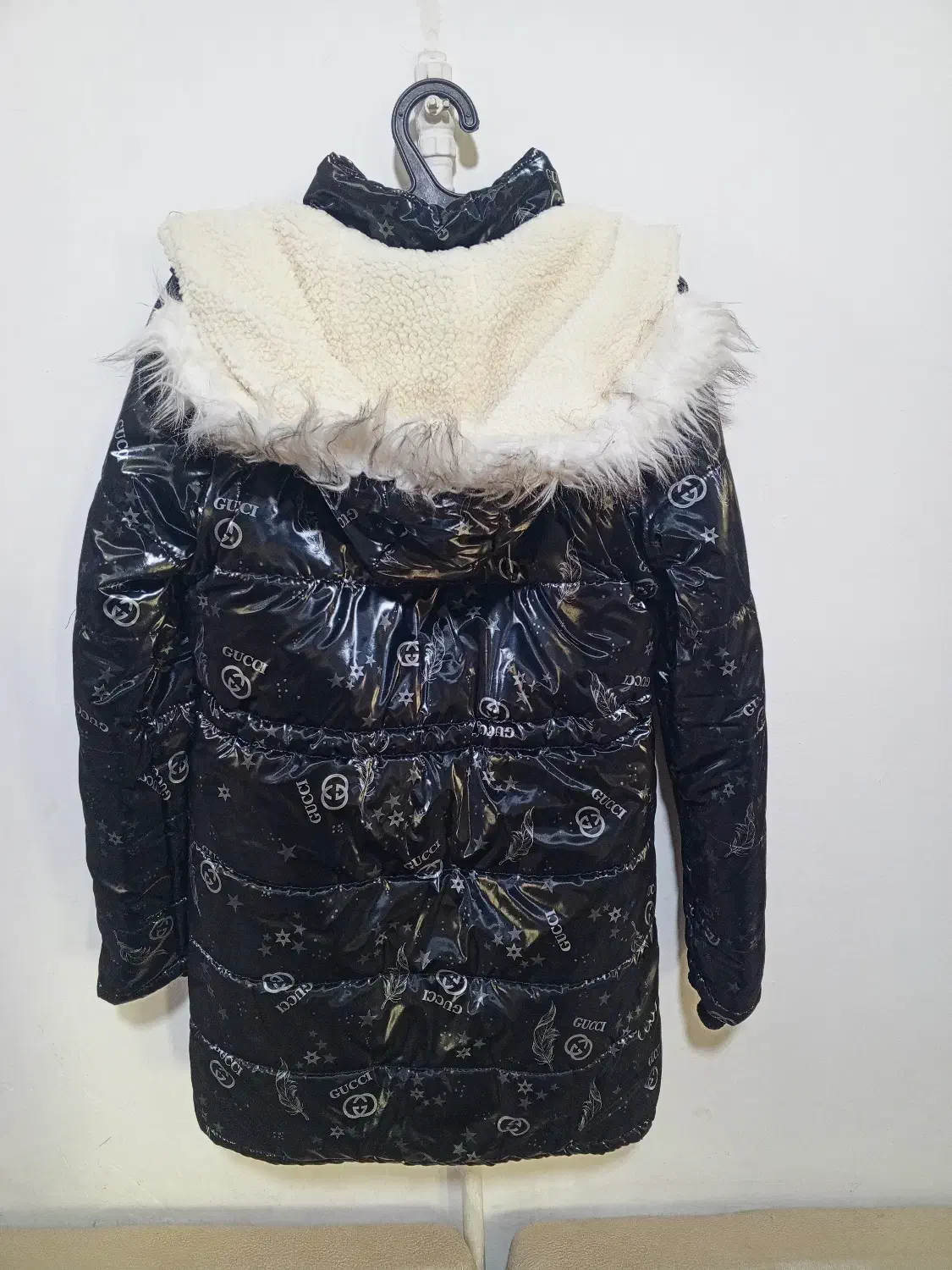 کاپشن|لباس|نسیم‌شهر, |دیوار