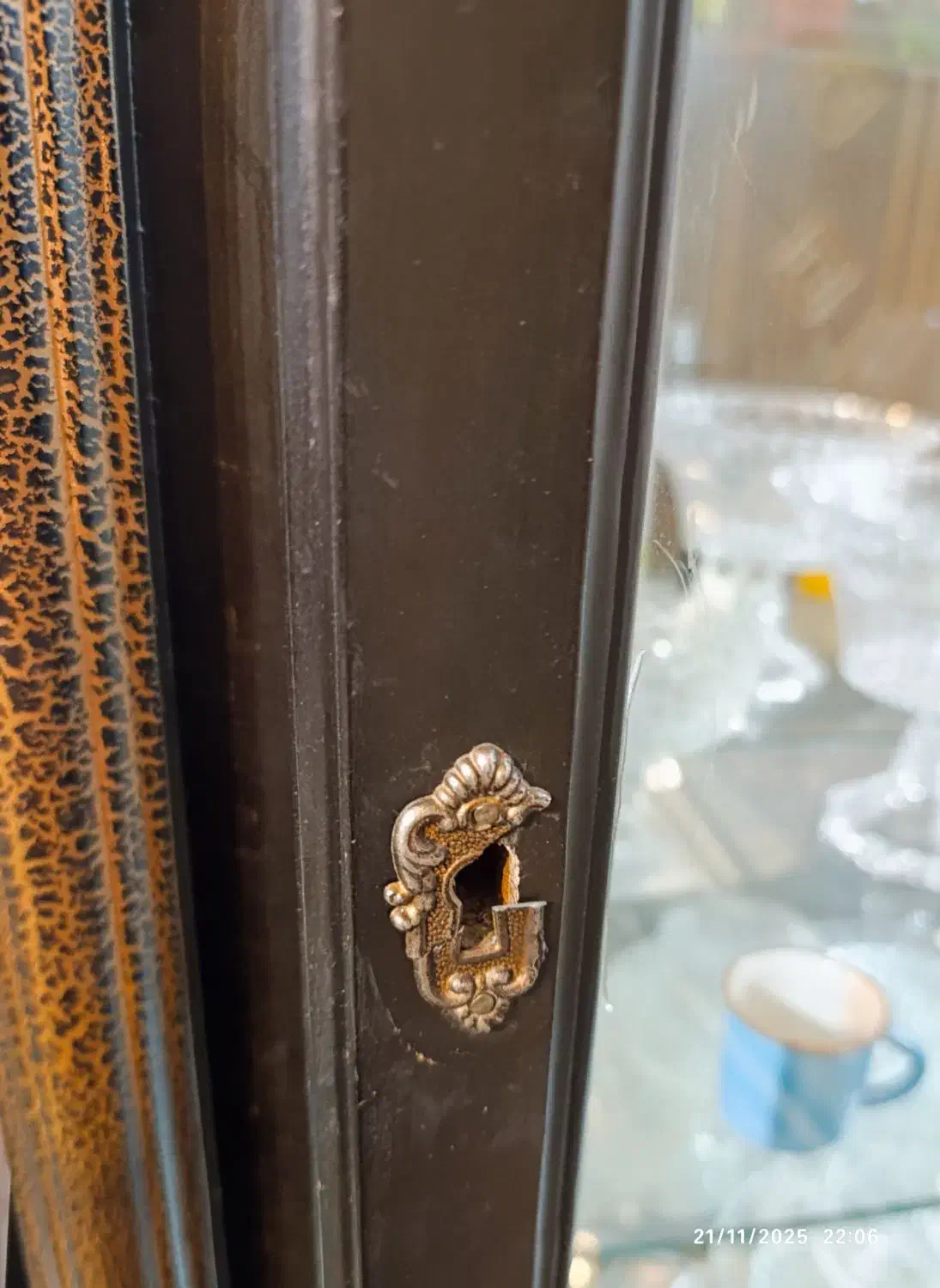 بوفه ( ویترین) چوبی بسیار شیک|بوفه، ویترین، کنسول|شهریار, شهرک شاهد|دیوار