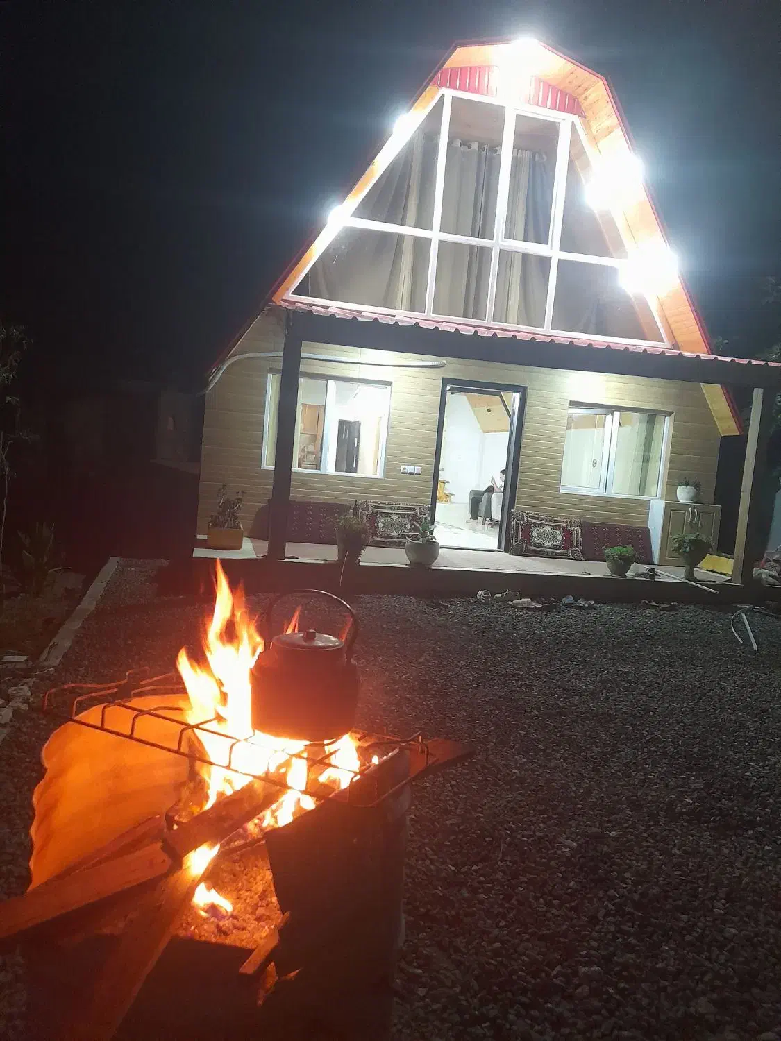 کلبه سویسی پالم|اجارهٔ کوتاهمدت ویلا و باغ|قائمشهر, |دیوار