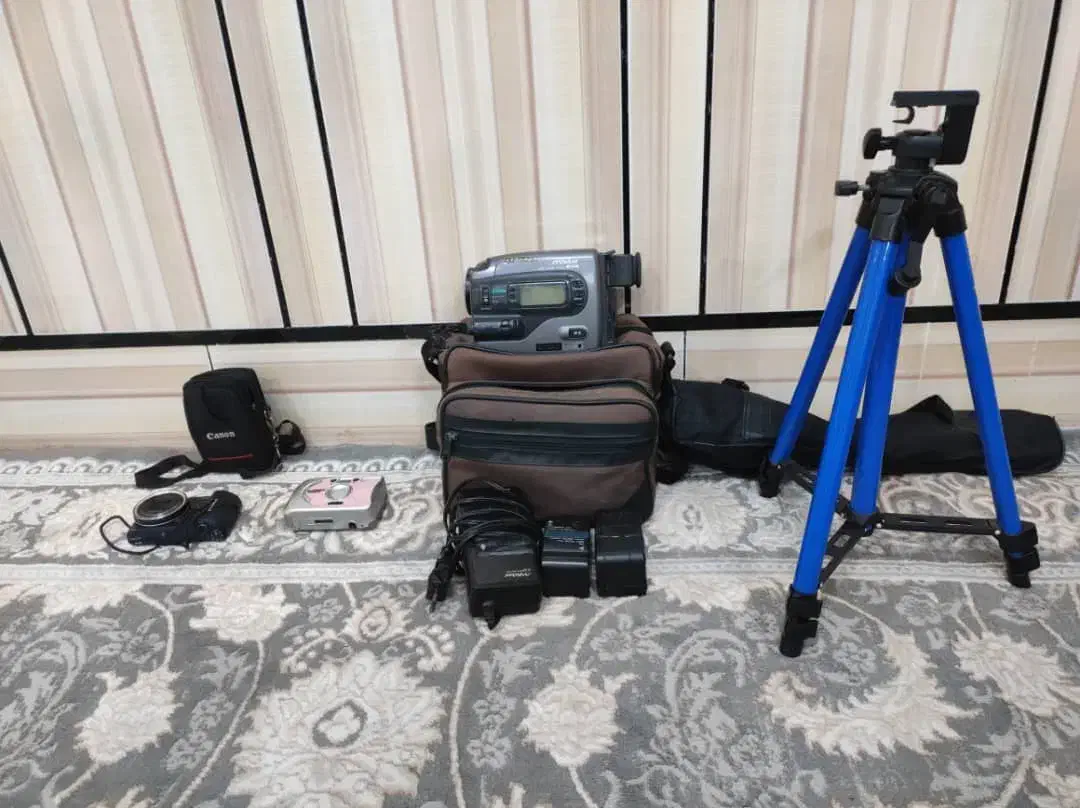 سه عدد دوربین و یک پایه به فروش میرسد|دوربین عکاسی و فیلم‌برداری|دزفول, |دیوار