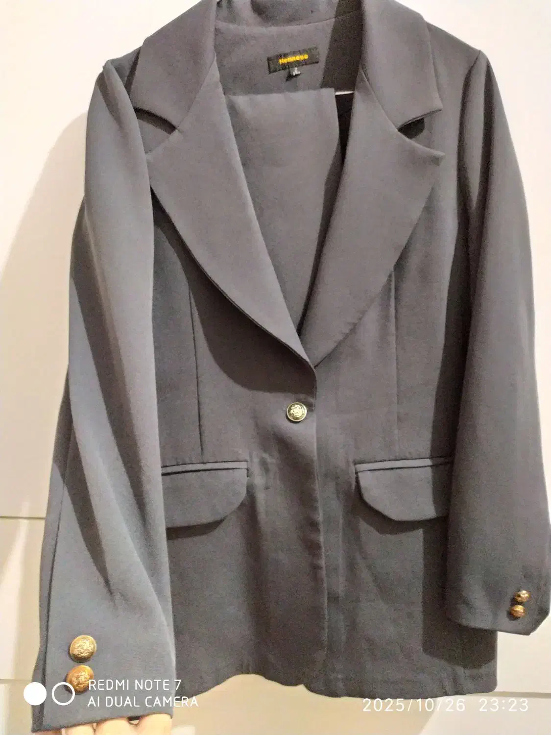 کت شلوارست|لباس|پرند, فاز ۶|دیوار