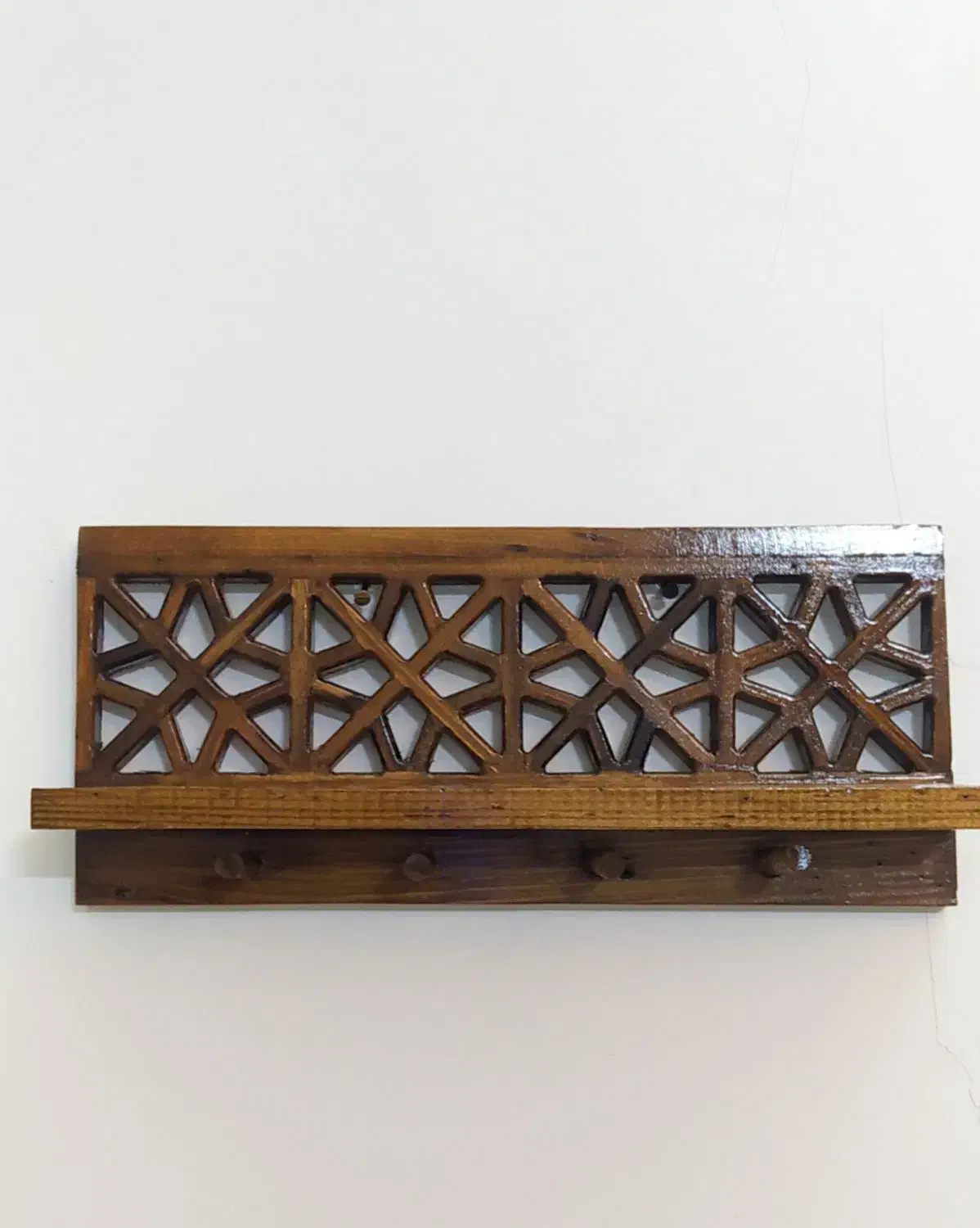 شلف دیواری چوبی با جای لیوان|کتابخانه، شلف، قفسه‌های دیواری|مشهد, هنرور|دیوار