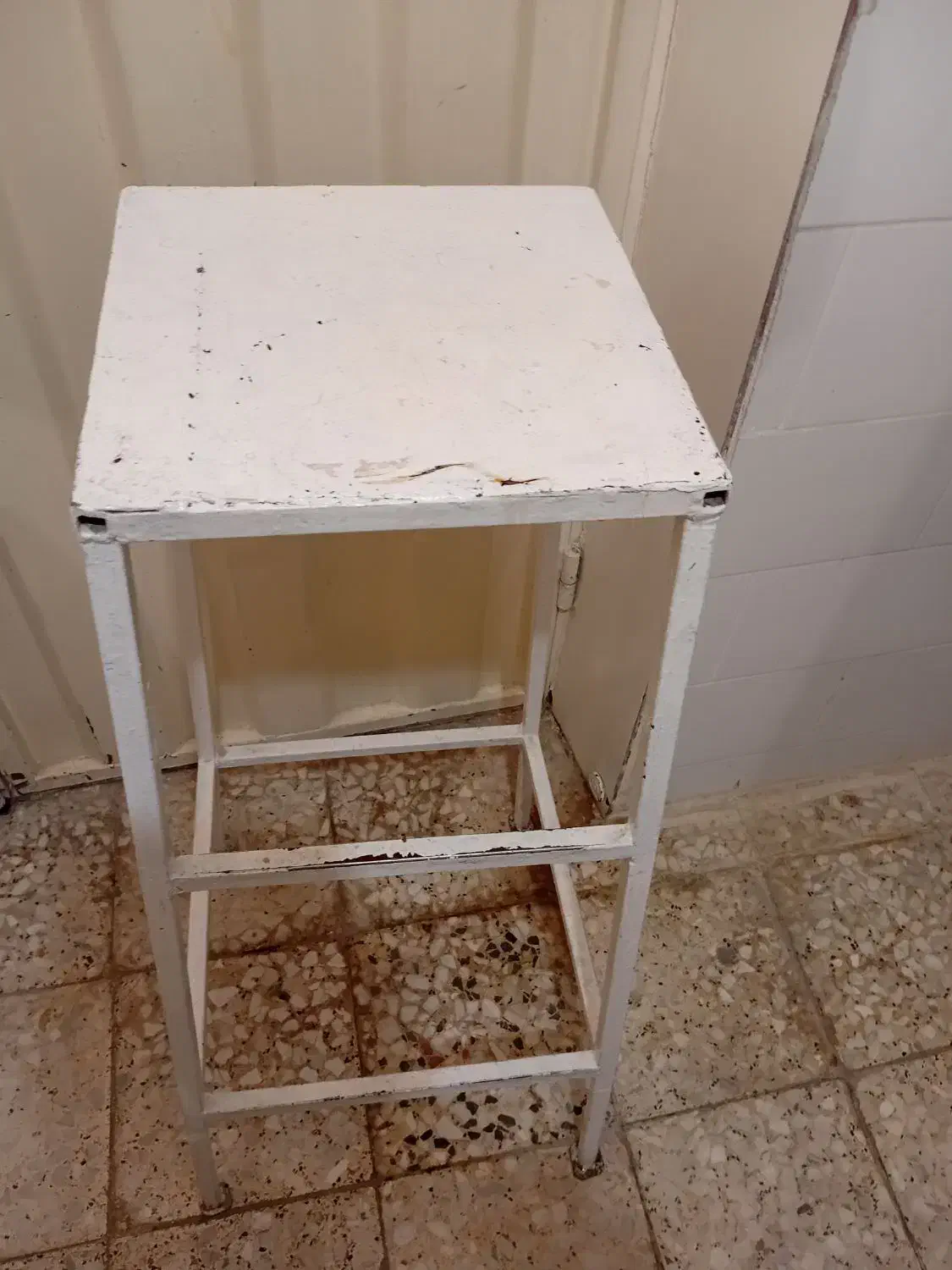 چهارپایه فلزی سالم|صندلی و نیمکت|دورود, |دیوار