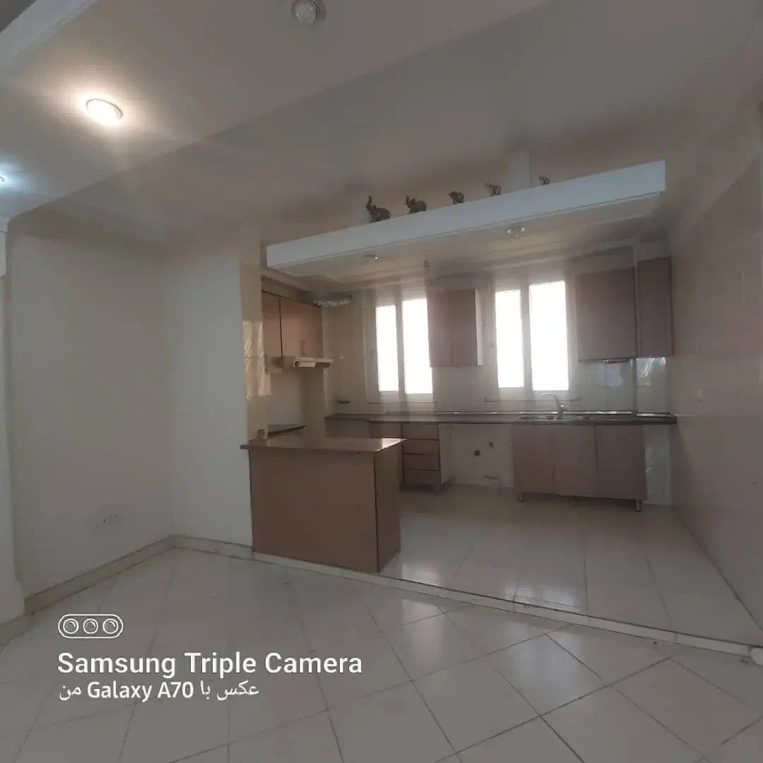 یک واحد آپارتمان تک واحدی در طبقه ۳