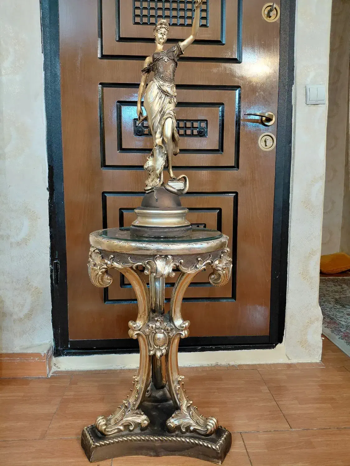 میز رزین سالم و در حد نو مجسمه رایگان|میز تلفن|اسلام‌شهر, شهرک مصطفی خمینی|دیوار