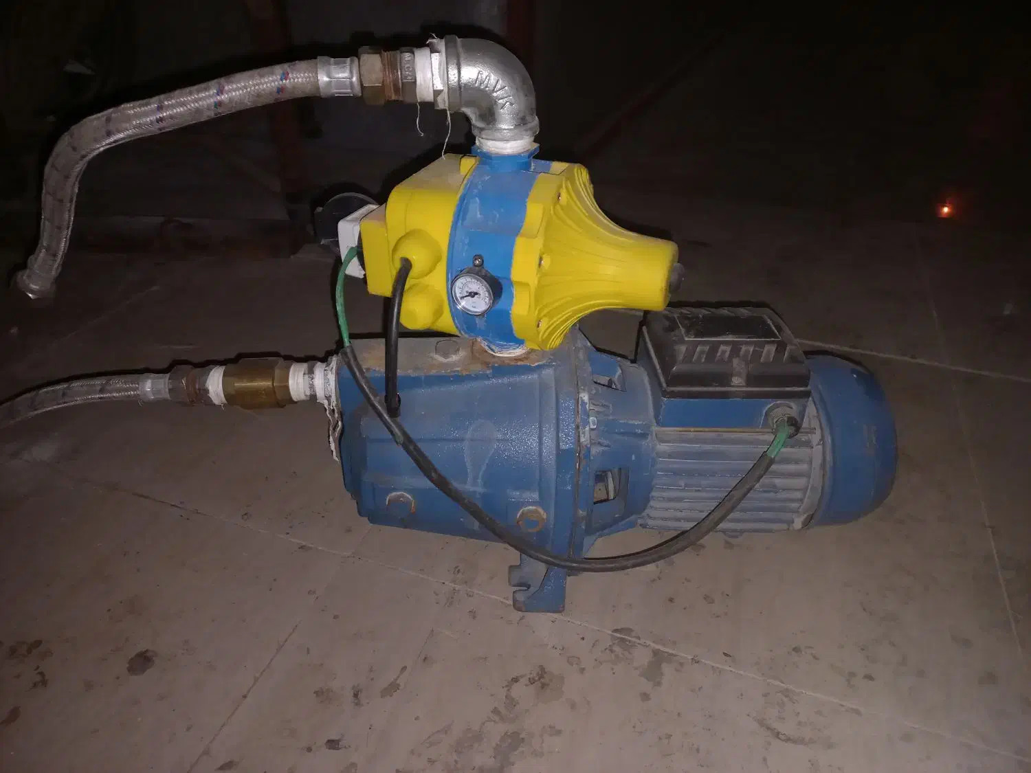 پمپ آب همراه اتوماتیک یک اسب ژاپنی در حد|مصالح و تجهیزات ساختمان|صحنه, |دیوار