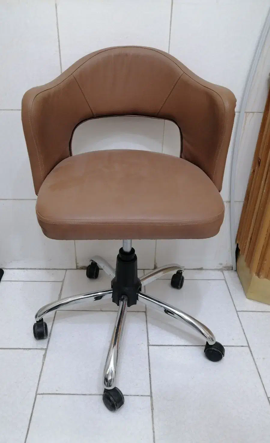 ۲ عدد صندلی جک دار کارمندی قهوهای چرمی|صندلی و نیمکت|ارومیه, |دیوار