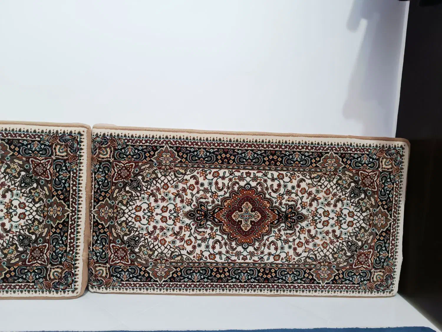 یک جفت پشتی نو|پشتی|فردوسیه, |دیوار