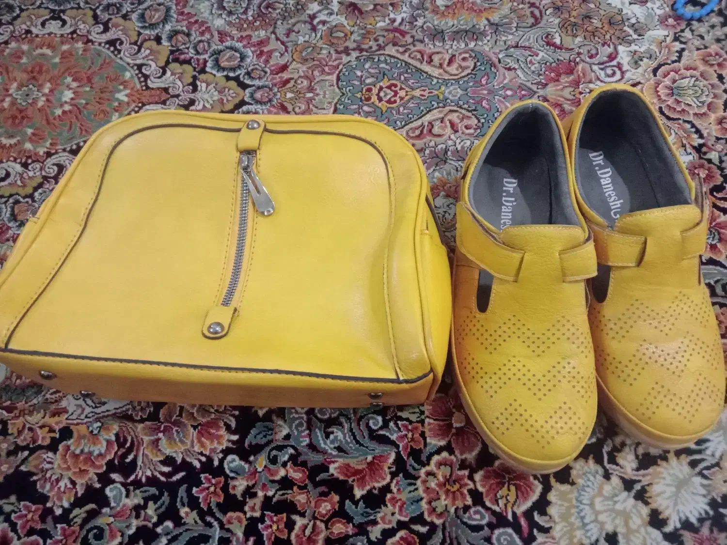 کیف وکفش نو وسالم|کیف، کفش، کمربند|قم, قلعه کامکار|دیوار