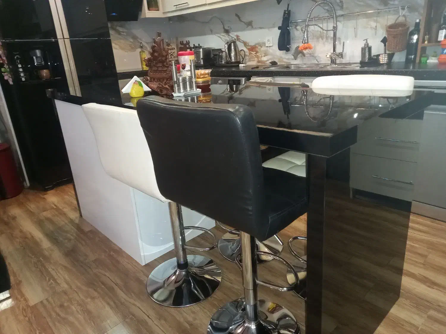 کانتر یا جزیره|میز و صندلی غذاخوری|کیش, |دیوار