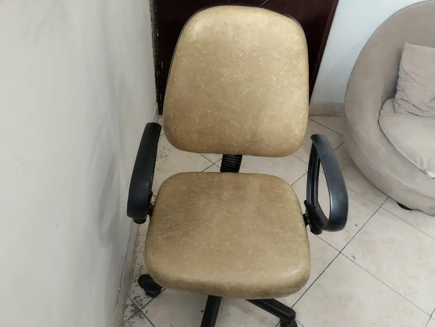 صندلی گردان و مدیریت|صندلی و نیمکت|رشت, قاسمیه|دیوار