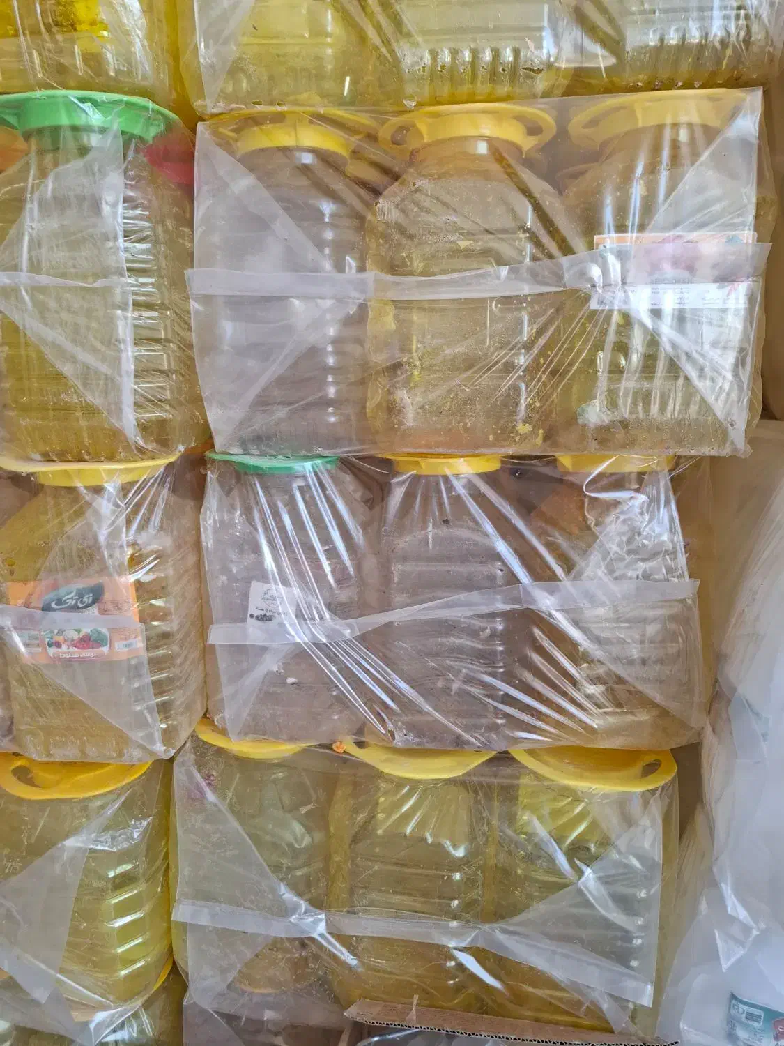 تعداد هزار عدد دبه ۱۰ کیلویی وسیصد عدد دبه ۲۲ کیلو|ظروف نگهدارنده، پلاستیکی، یکبارمصرف|شهرکرد, |دیوار