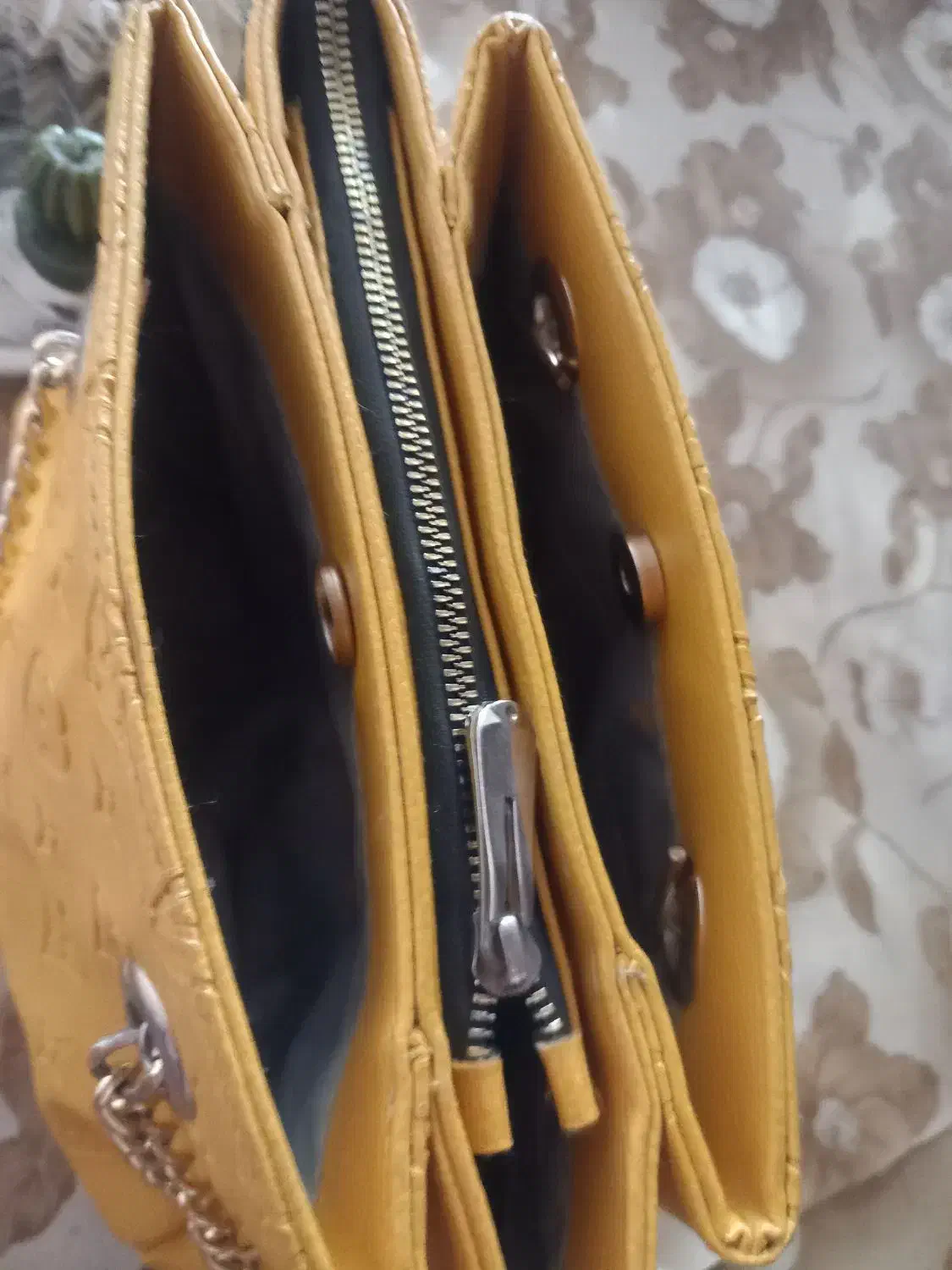 کیف|کیف، کفش، کمربند|کرمان, |دیوار