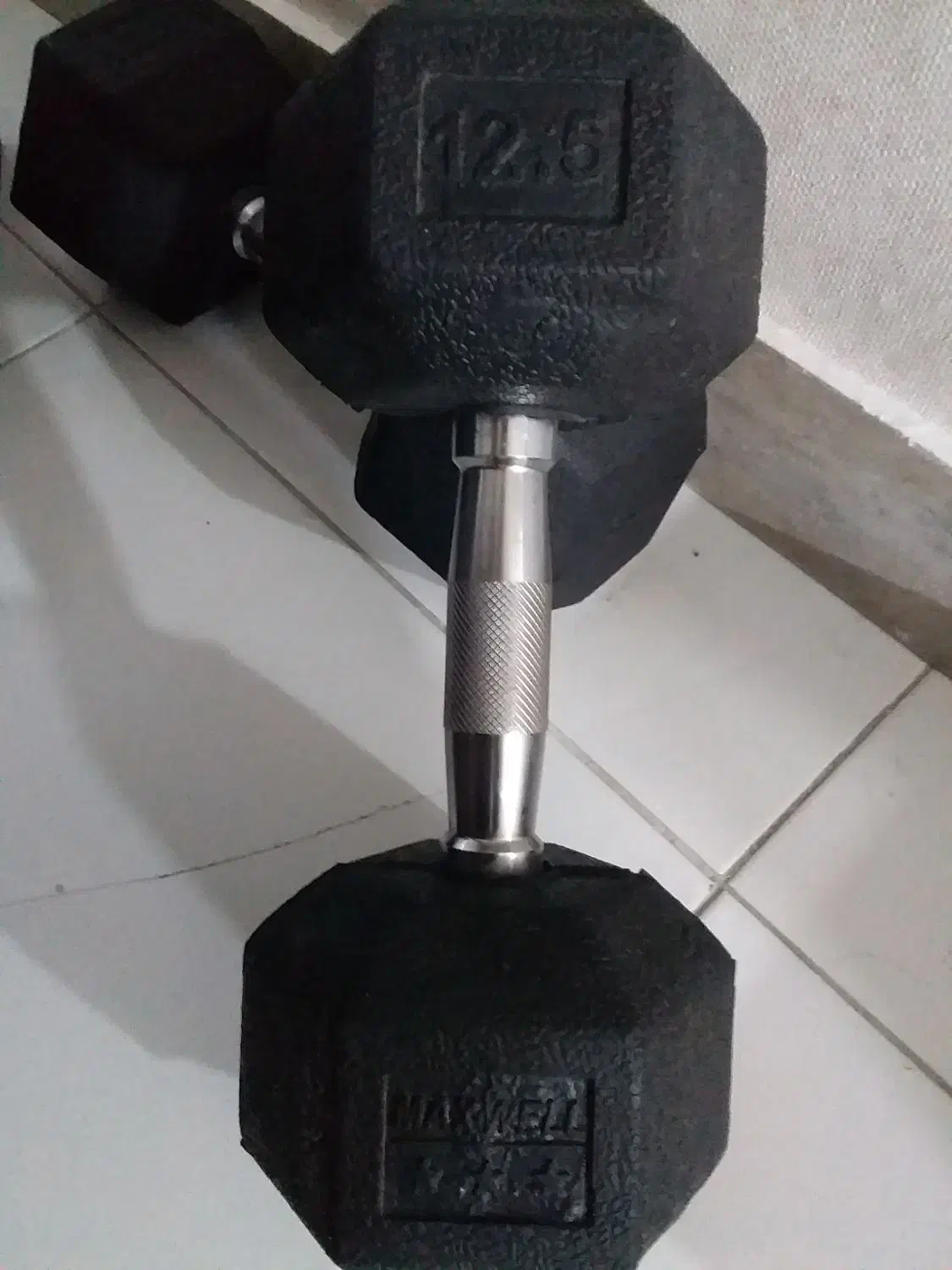 دمبل ۱۲.۵ مکسول|تجهیزات ورزشی|اندیشه, اندیشه فاز ۴|دیوار