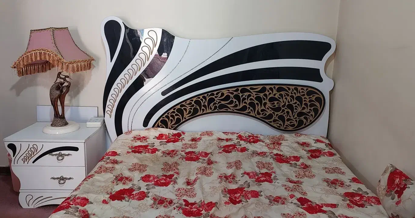 فروش فوری. تخت خواب دونفره بدون هیچ خرابی|تخت و سرویس خواب|ابریشم, |دیوار