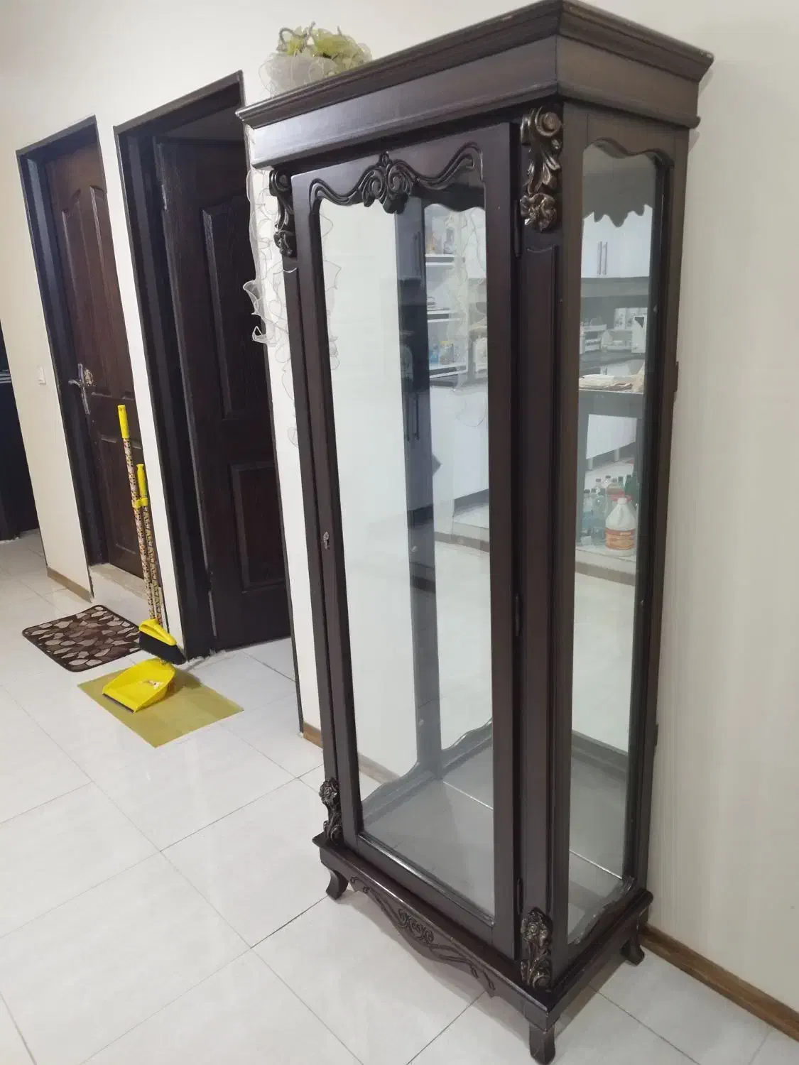 بوفه به رنگ قهوه ای سوخته|بوفه، ویترین، کنسول|فردیس, منظریه|دیوار