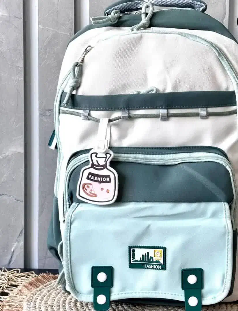 کیف مدرسه|کیف، کفش، کمربند|اندیشه, اندیشه فاز ۱|دیوار