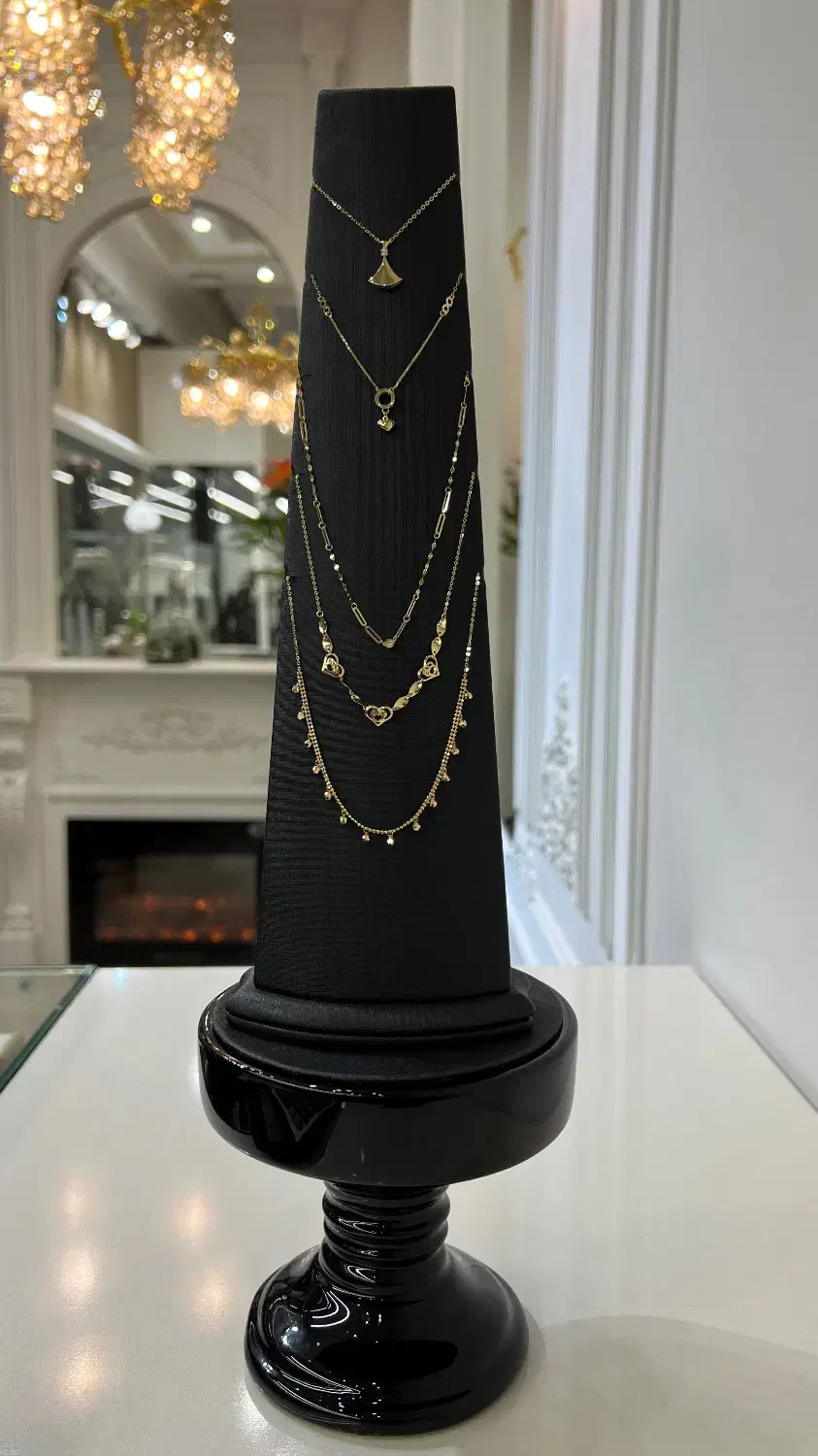 مانکن گردنبند جنس چرمی در حد نو|فروشگاه و مغازه|زنجان, |دیوار