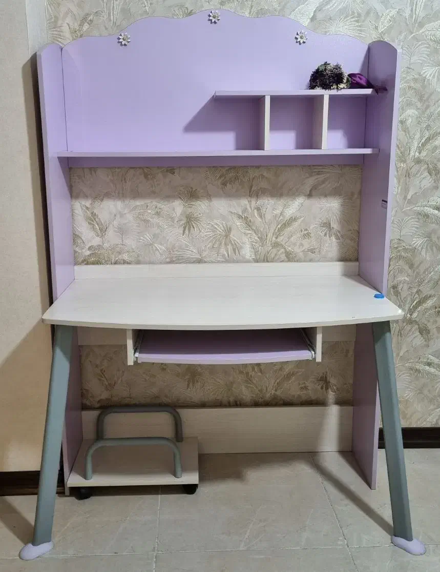 میز تحریر بزرگ و دخترانه|میز تحریر و کامپیوتر|شیراز, آزادگان|دیوار