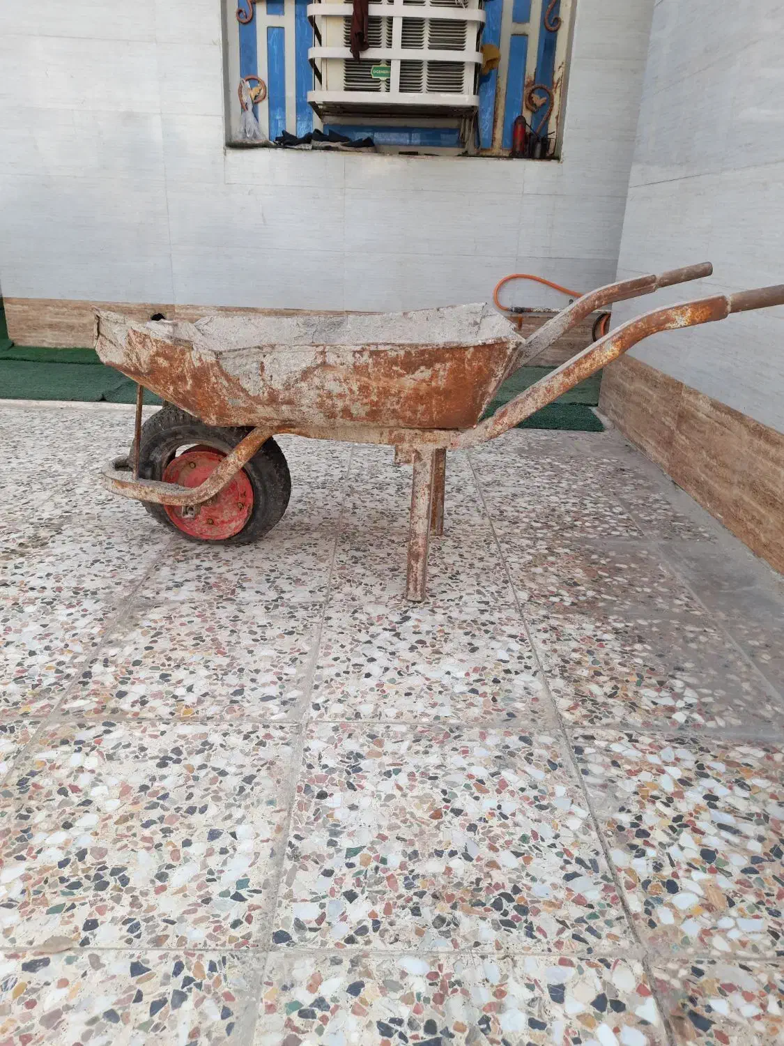 فرغون یا گاری|ابزارآلات|اهواز, گلدشت|دیوار