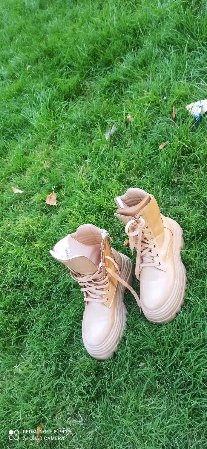 کفش|کیف، کفش، کمربند|باغ بهادران, |دیوار