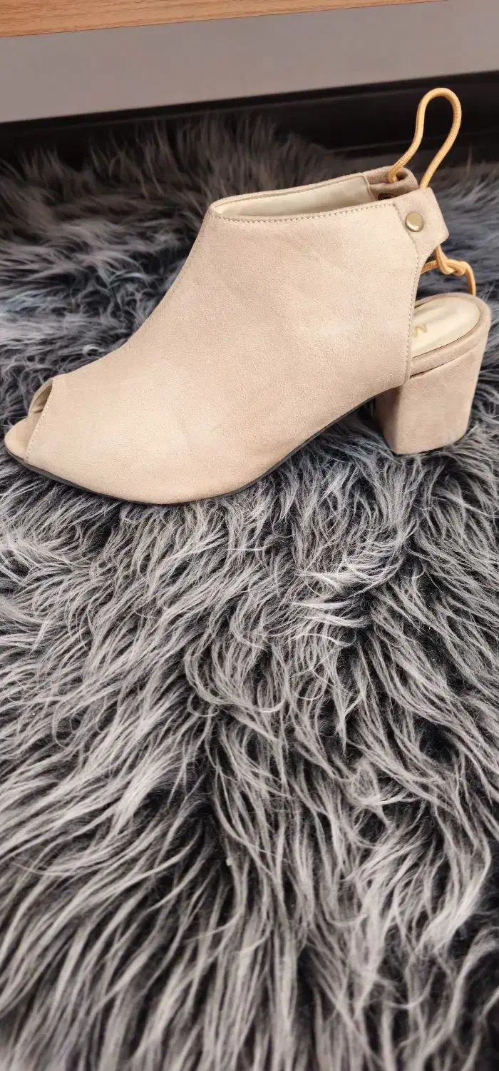 مزاحمت پیگیری میشه|کیف، کفش، کمربند|فردیس, نگارستان|دیوار