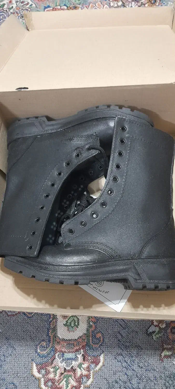 لباس نظامی و پوتین|کیف، کفش، کمربند|حمیدیا, |دیوار