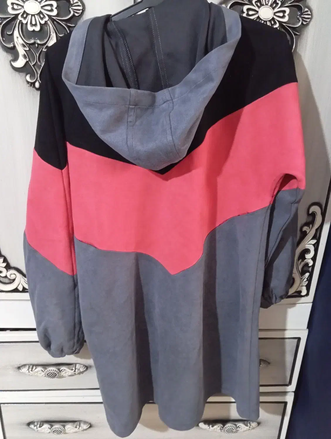 کاپشن|لباس|قم, شهر قائم|دیوار