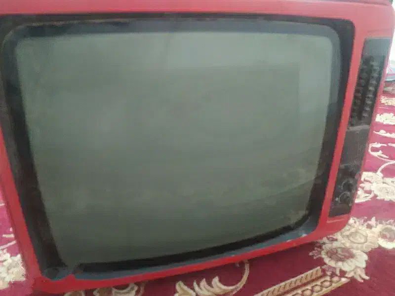 تلویزیون قدیمی سیاه سفید|کلکسیون اشیاء عتیقه|ری, کارخانه سیمان|دیوار