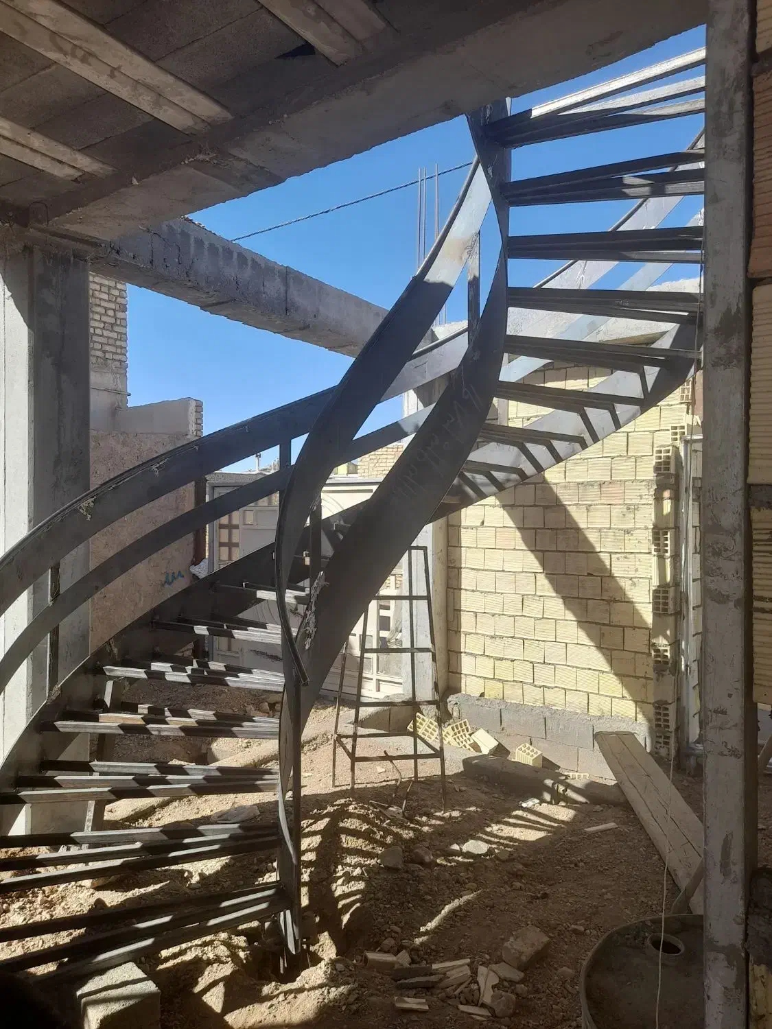 نرده پله گردمعلق مارپیچ آهنی پله پیچ|خدمات پیشه و مهارت|نجف‌آباد, جلال آباد|دیوار