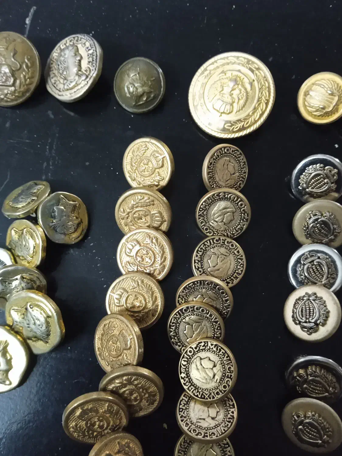 قالیچه خییلی قدیمی ـدکمه قدیمی|کلکسیون اشیاء عتیقه|قم, زینبیه|دیوار