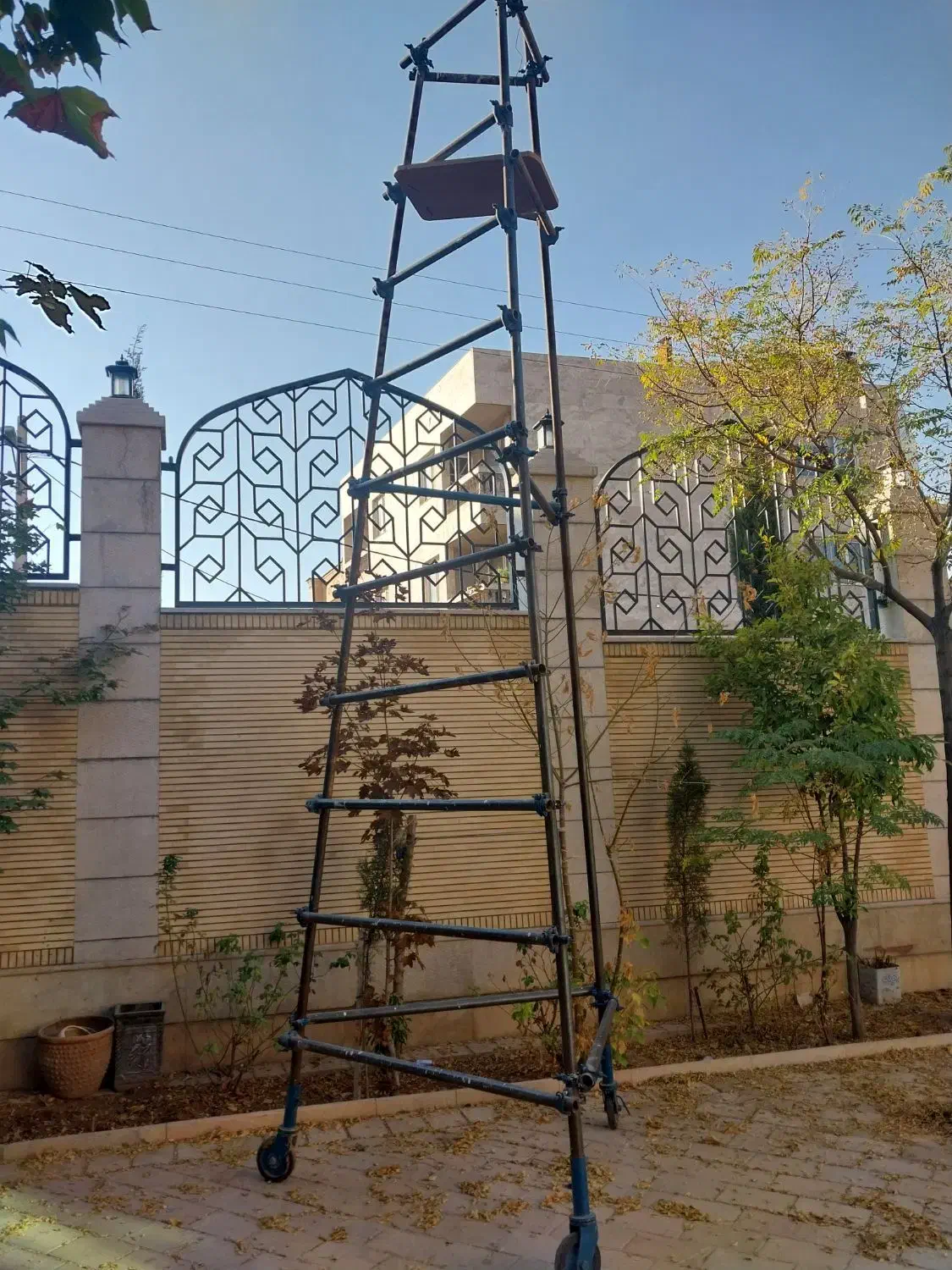 فروش نردبان سه پایه ۶متری چرخدار|مصالح و تجهیزات ساختمان|شیراز, غدیر شمالی|دیوار