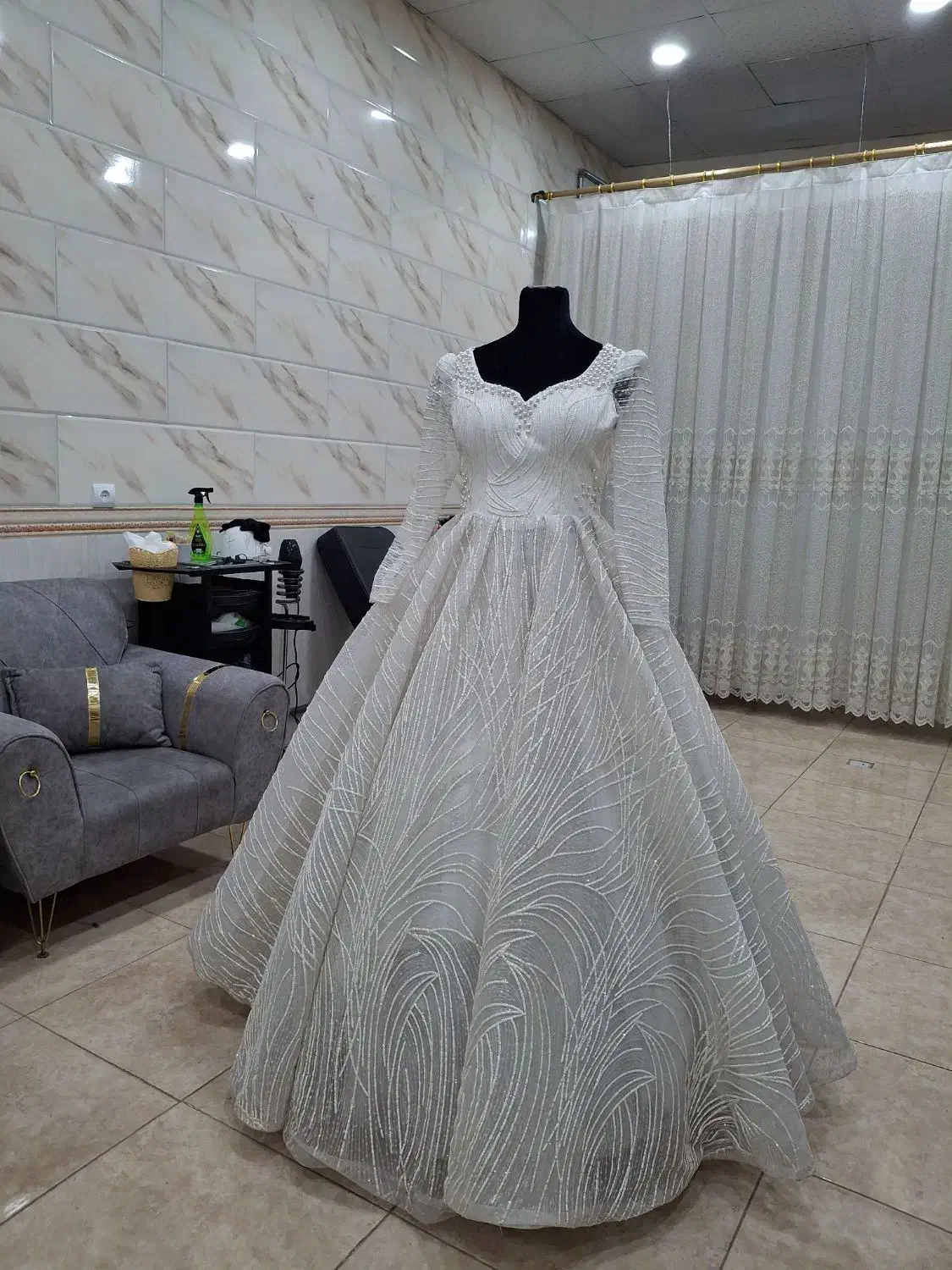 لباس عروس کاملا سالم ،دو سه بار پوشیده شده ،|لباس|ری, علایین|دیوار